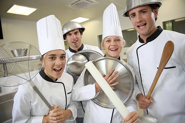 kucharze w czapkach kucharskich